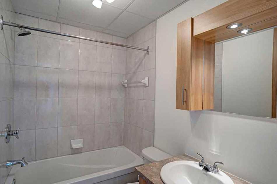 Ste-Foy (Cité-Universitaire) Place Versailles #2272 204 - 2