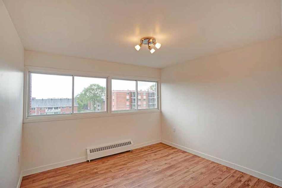 Ste-Foy (Cité-Universitaire) Place Versailles #2272 404 - 4