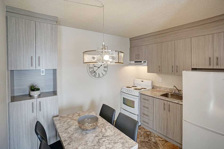 Ste-Foy (Cité-Universitaire) Le Central #735 1010 - 1