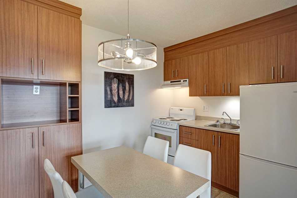 Ste-Foy (Cité-Universitaire) Le Central #735 801 - 3