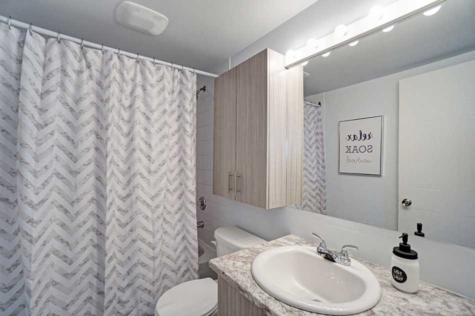 Ste-Foy (Cité-Universitaire) Le Central #735 304 - 4