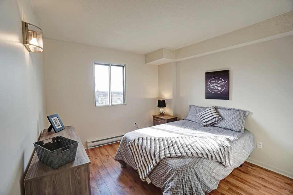 Ste-Foy (Cité-Universitaire) Le Central #735 210 - 5