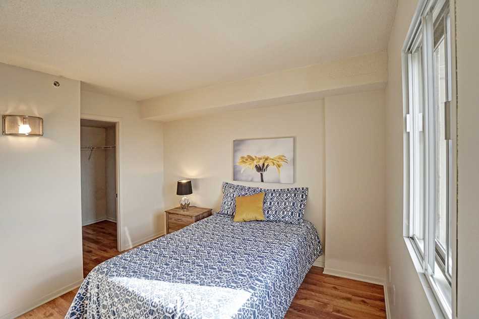 Ste-Foy (Cité-Universitaire) Le Central #735 808 - 6