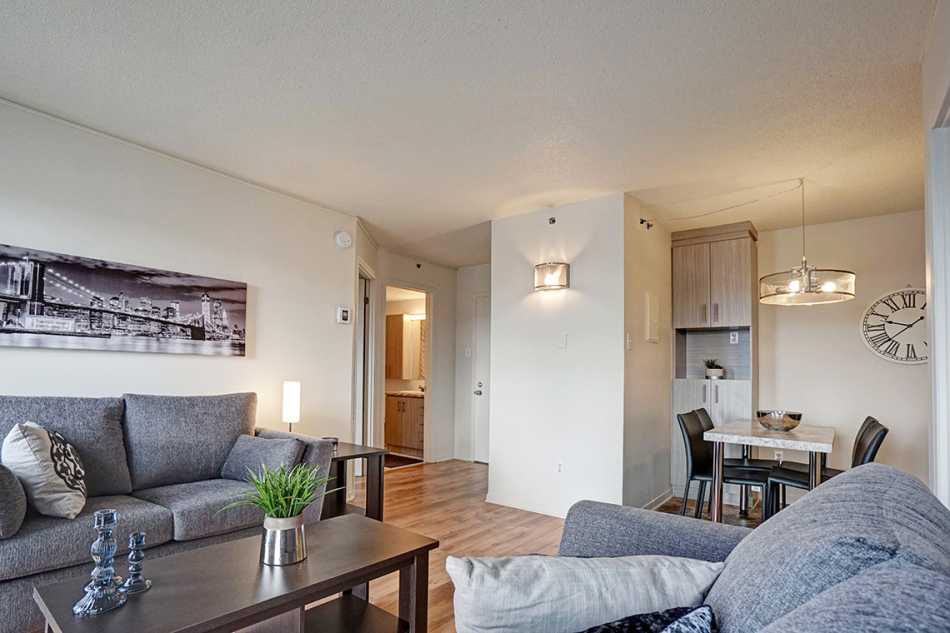 Ste-Foy (Cité-Universitaire) Le Central #735 805 - 8