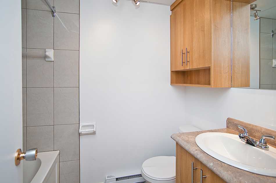 Québec Place 2e Avenue #2255 1 - 3