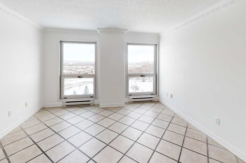 Ste-Foy (Cité-Universitaire) Le Central #735 1111 - 9