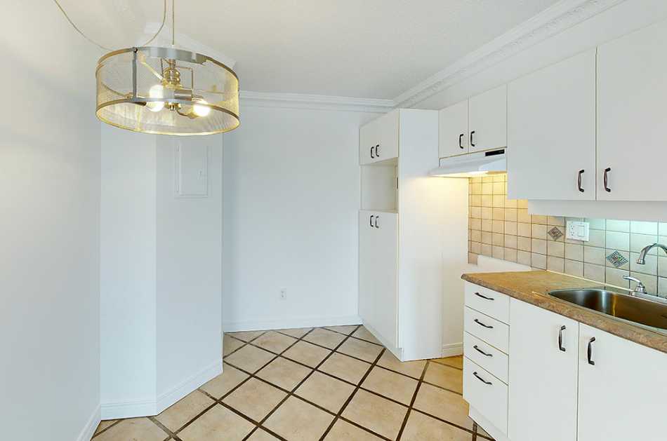 Ste-Foy (Cité-Universitaire) Le Central #735 1111 - 3