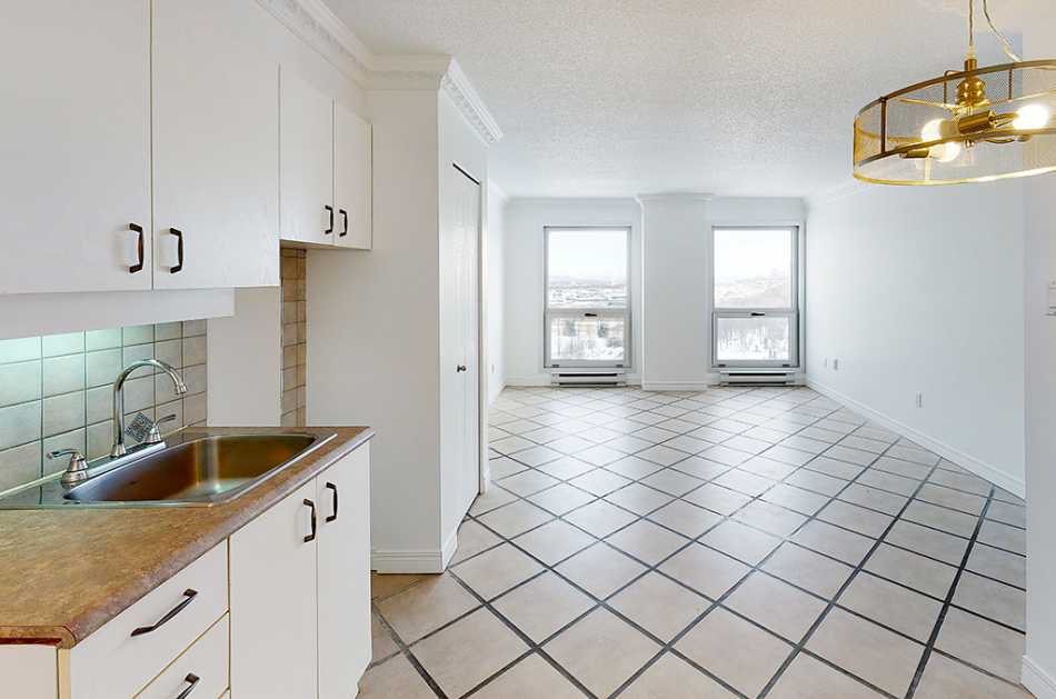 Ste-Foy (Cité-Universitaire) Le Central #735 1111 - 2