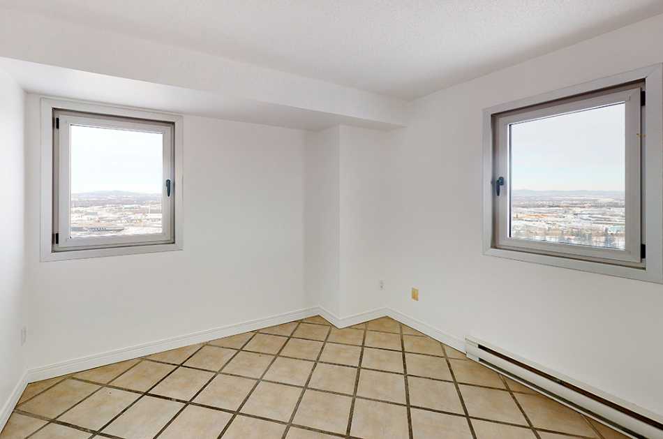 Ste-Foy (Cité-Universitaire) Le Central #735 1111 - 6