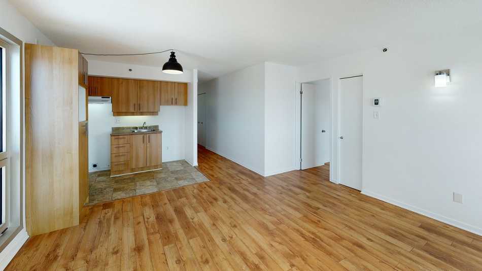 Ste-Foy (Cité-Universitaire) Le Central #735 702 - 3