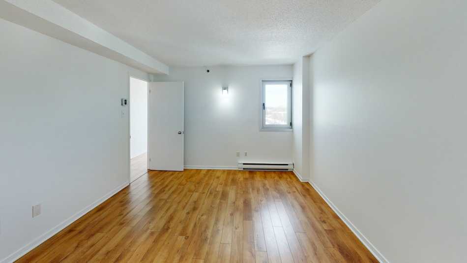 Ste-Foy (Cité-Universitaire) Le Central #735 702 - 5