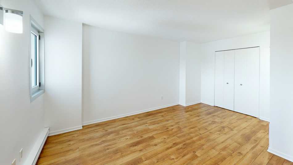 Ste-Foy (Cité-Universitaire) Le Central #735 702 - 6