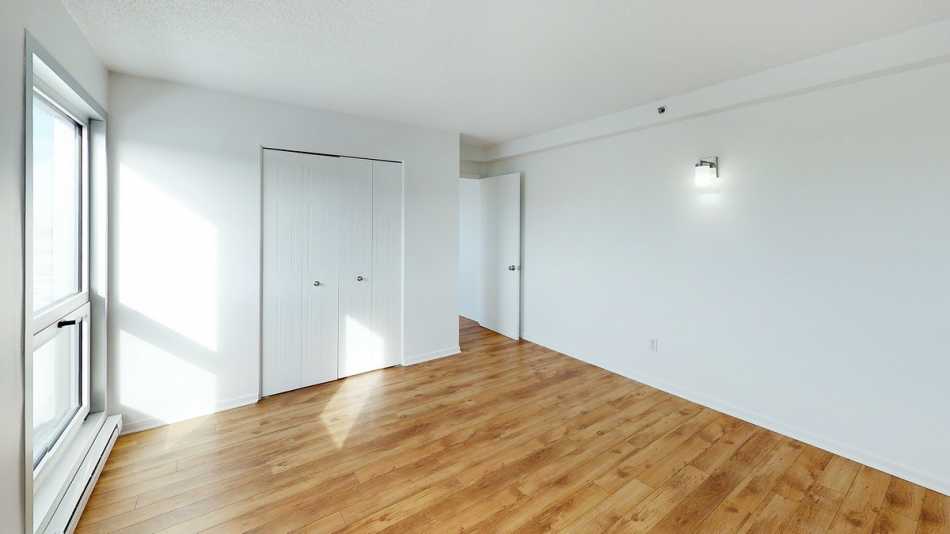 Ste-Foy (Cité-Universitaire) Le Central #735 702 - 7