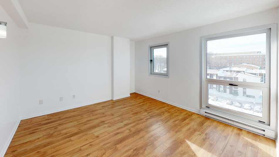 Ste-Foy (Cité-Universitaire) Le Central #735 702 - 8