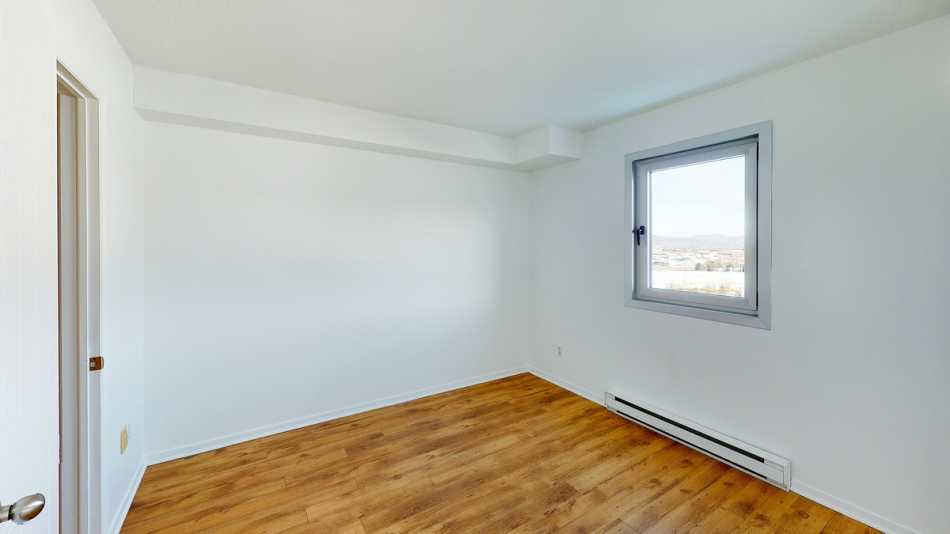 Ste-Foy (Cité-Universitaire) Le Central #735 205 - 4