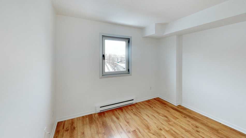 Ste-Foy (Cité-Universitaire) Le Central #735 310 - 4