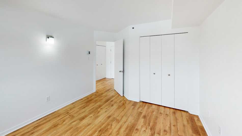 Ste-Foy (Cité-Universitaire) Le Central #735 310 - 7