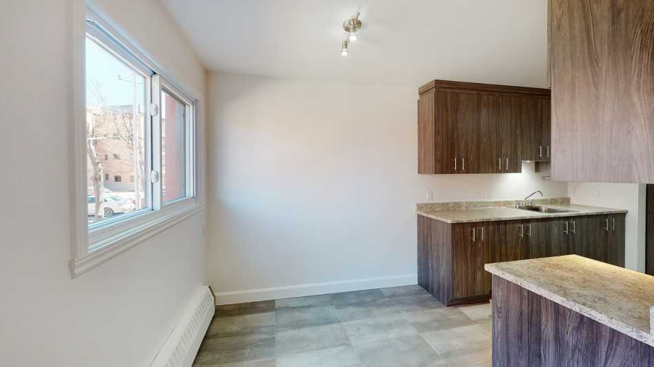 Ste-Foy (Cité-Universitaire) Le Petit Versailles #2240 107 - 3