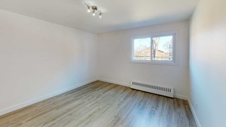 Ste-Foy (Cité-Universitaire) Le Petit Versailles #2240 107 - 6