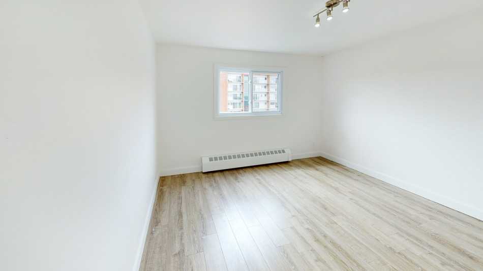 Ste-Foy (Cité-Universitaire) Le Petit Versailles #2240 405 - 5