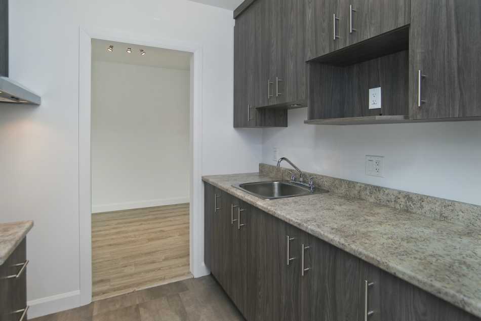 Ste-Foy (Cité-Universitaire) Place Versailles #2280 406 - 2