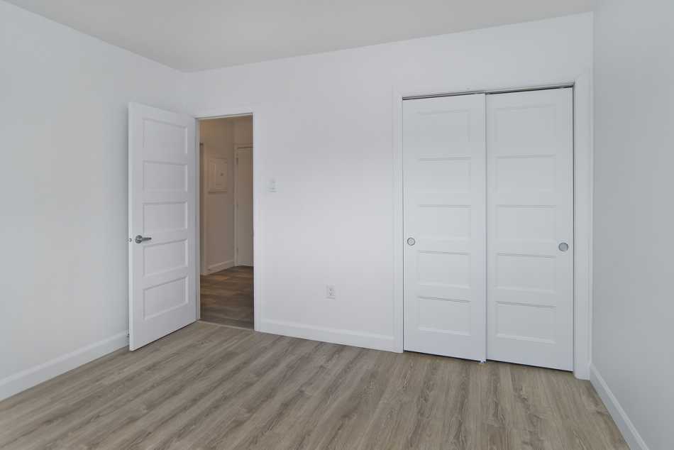 Ste-Foy (Cité-Universitaire) Place Versailles #2280 406 - 6