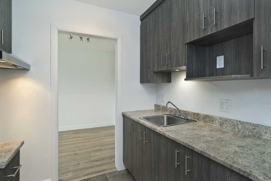 Ste-Foy (Cité-Universitaire) Place Versailles #2280 706 - 2