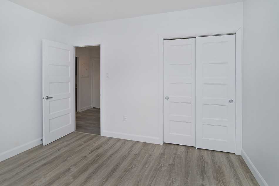 Ste-Foy (Cité-Universitaire) Place Versailles #2280 706 - 5