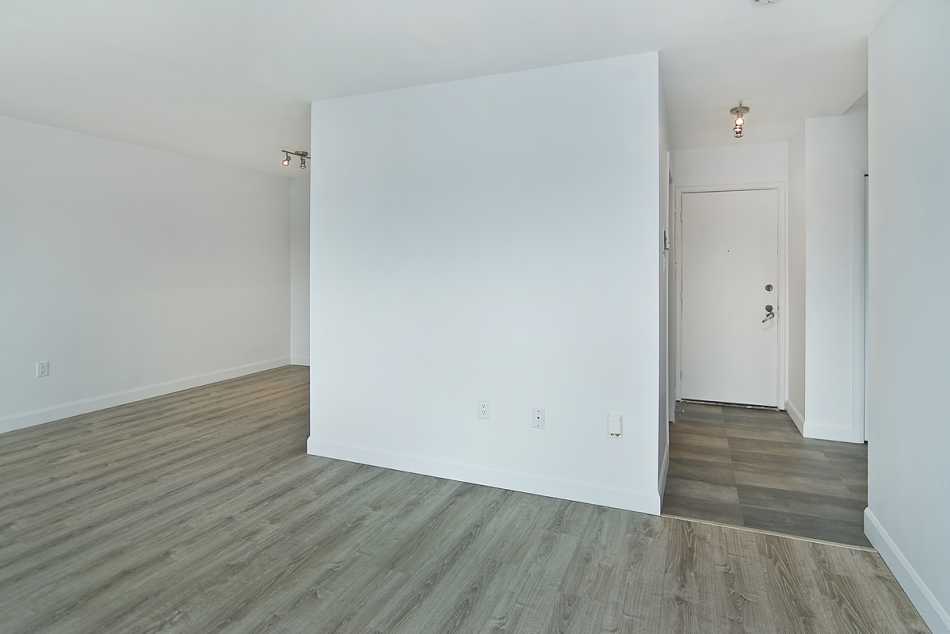 Ste-Foy (Cité-Universitaire) Place Versailles #2280 706 - 8