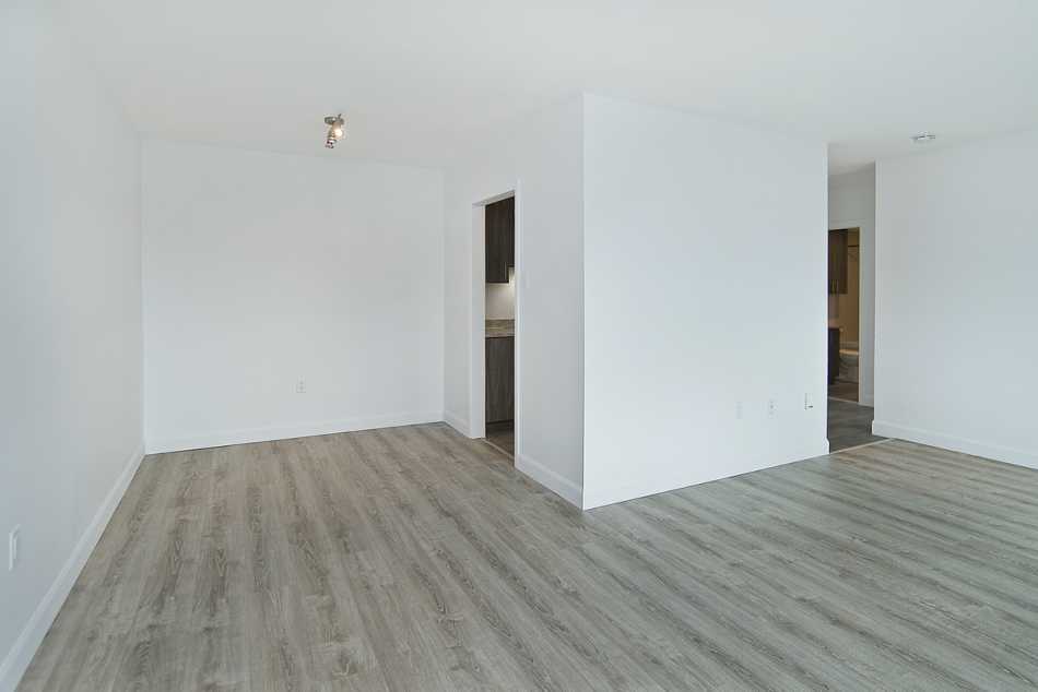 Ste-Foy (Cité-Universitaire) Place Versailles #2280 706 - 9