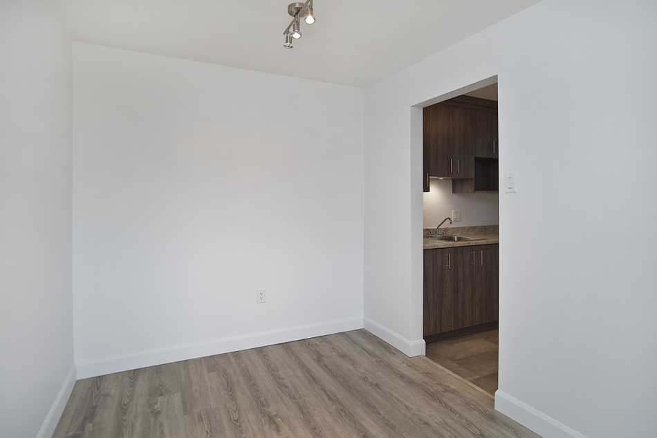 Ste-Foy (Cité-Universitaire) Place Versailles #2272 205 - 4