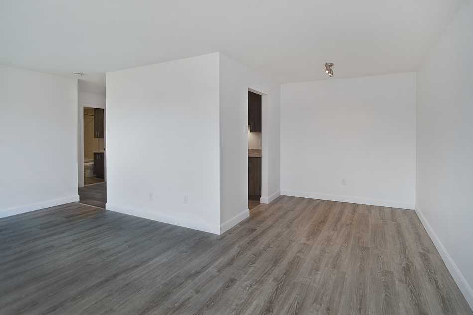 Ste-Foy (Cité-Universitaire) Place Versailles #2272 307 - 3