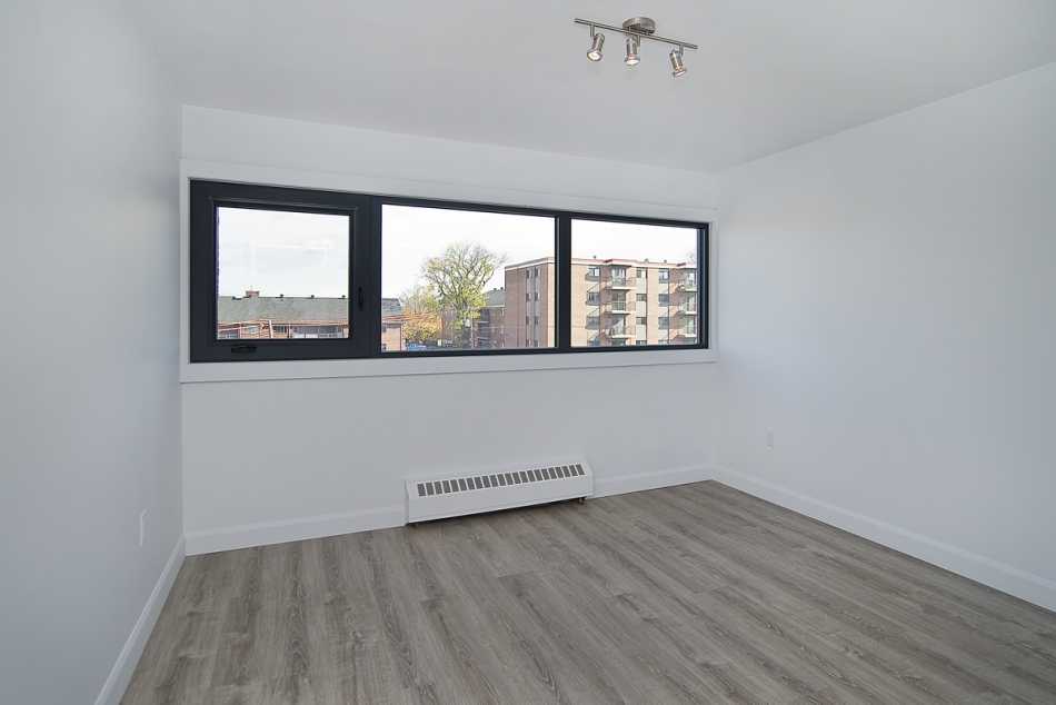 Ste-Foy (Cité-Universitaire) Place Versailles #2272 307 - 5