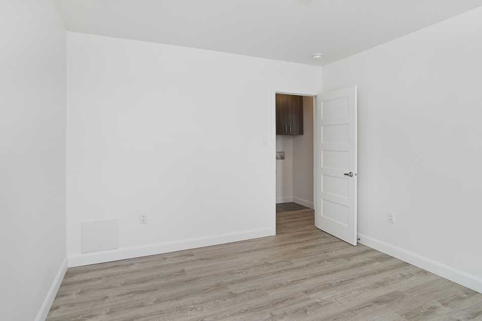 Ste-Foy (Cité-Universitaire) Place Versailles #2280 209 - 4