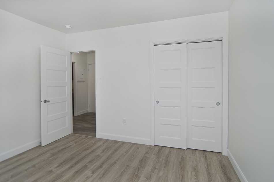 Ste-Foy (Cité-Universitaire) Place Versailles #2280 305 - 4