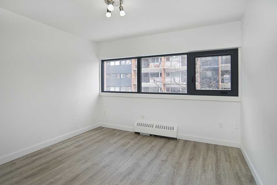 Ste-Foy (Cité-Universitaire) Place Versailles #2280 305 - 5