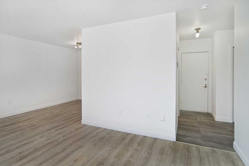 Ste-Foy (Cité-Universitaire) Place Versailles #2280 305 - 8