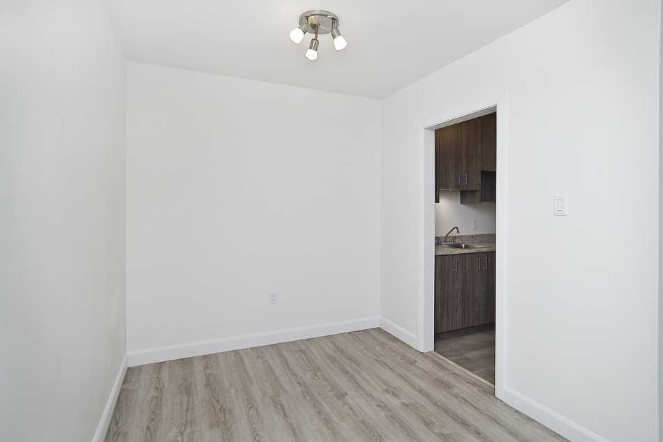 Ste-Foy (Cité-Universitaire) Place Versailles #2280 305 - 10