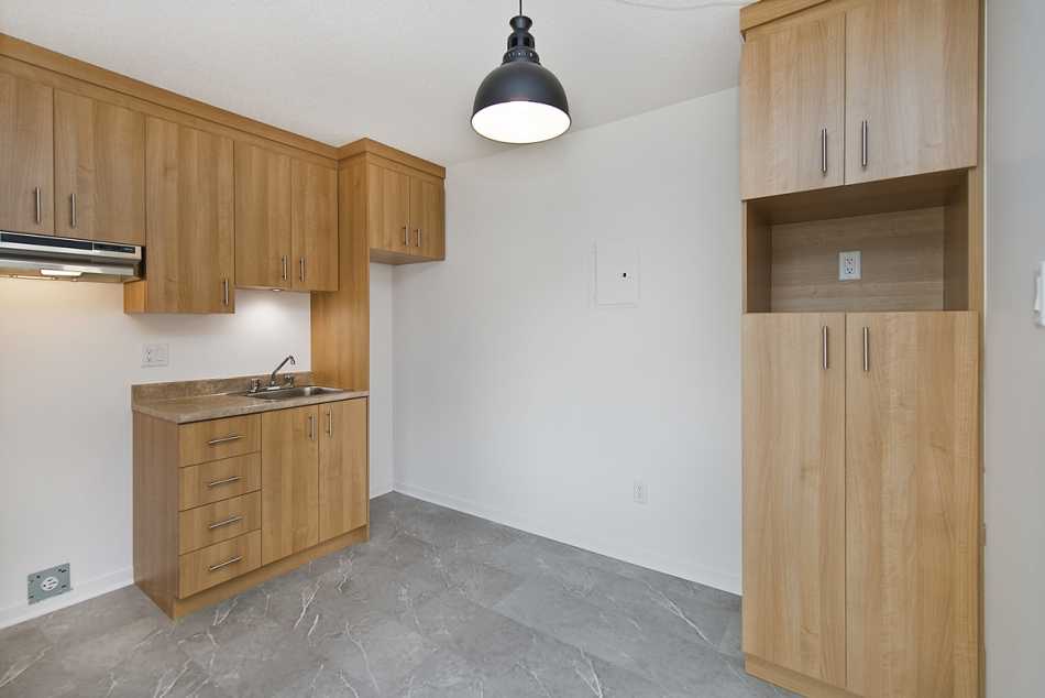 Ste-Foy (Cité-Universitaire) Le Central #735 308 - 1