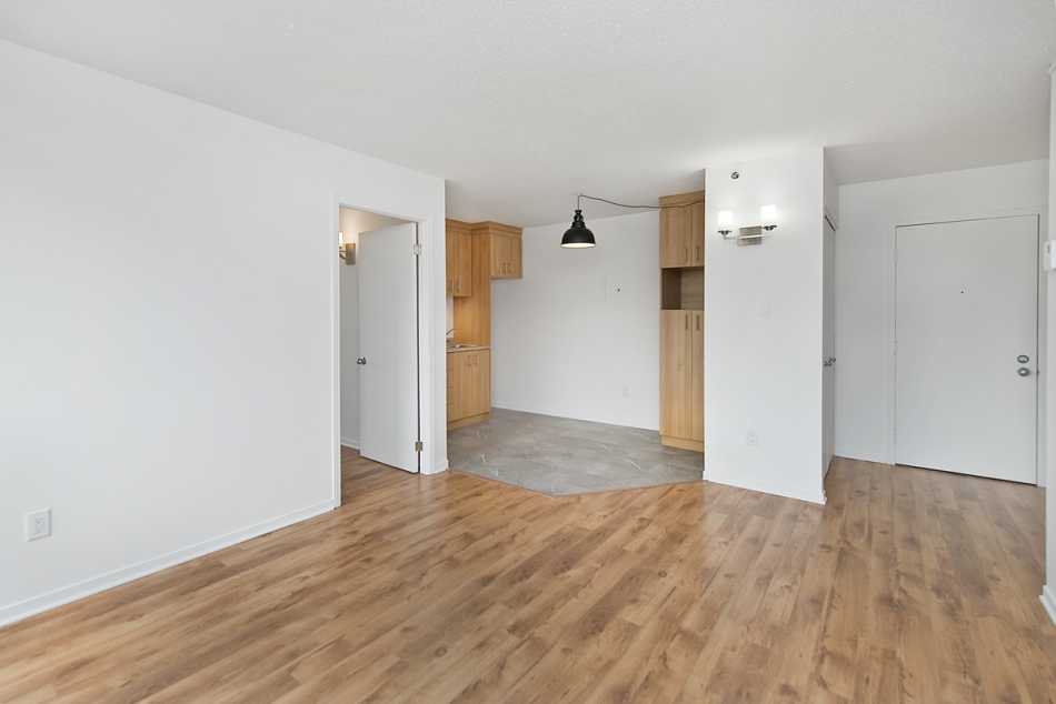 Ste-Foy (Cité-Universitaire) Le Central #735 308 - 2