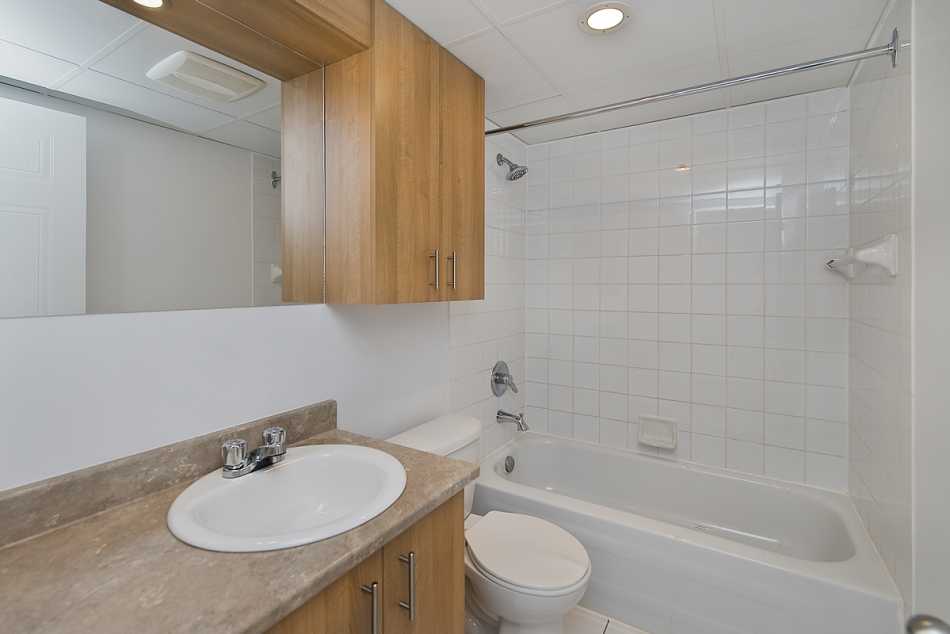 Ste-Foy (Cité-Universitaire) Le Central #735 308 - 4