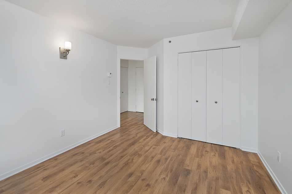 Ste-Foy (Cité-Universitaire) Le Central #735 308 - 6