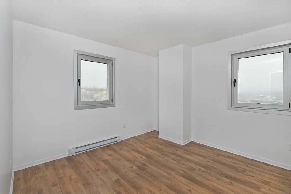 Ste-Foy (Cité-Universitaire) Le Central #735 308 - 9