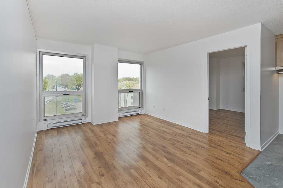 Ste-Foy (Cité-Universitaire) Le Central #735 308 - 10