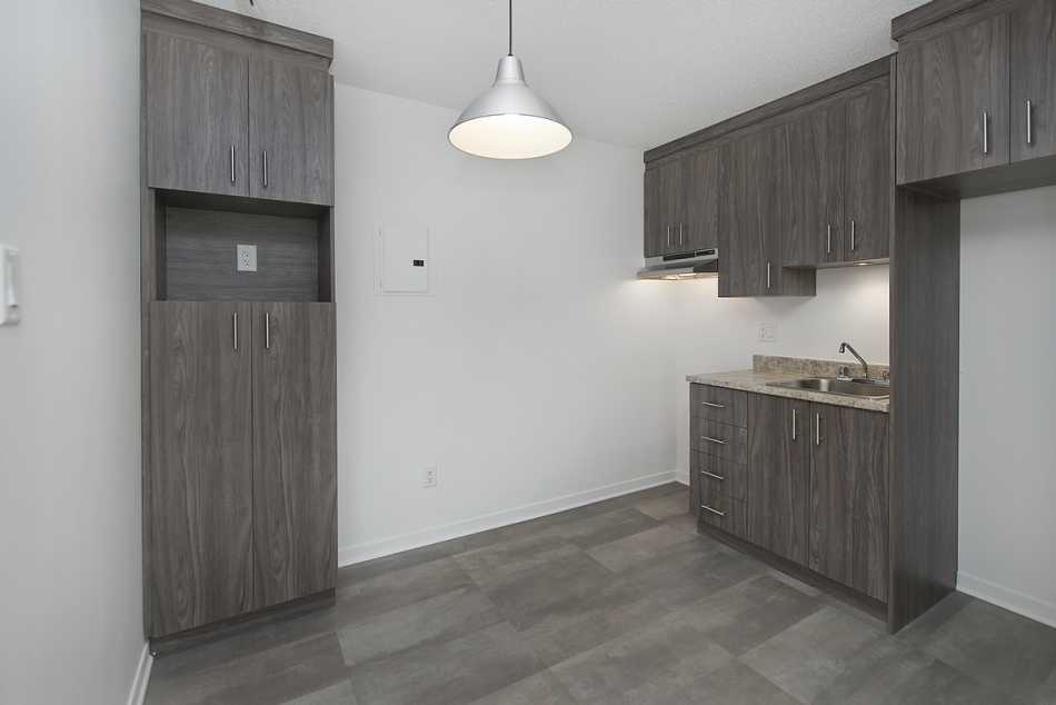 Ste-Foy (Cité-Universitaire) Le Central #735 812 - 1