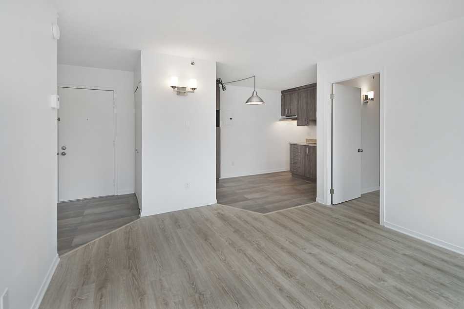 Ste-Foy (Cité-Universitaire) Le Central #735 812 - 2