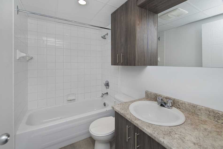 Ste-Foy (Cité-Universitaire) Le Central #735 812 - 3