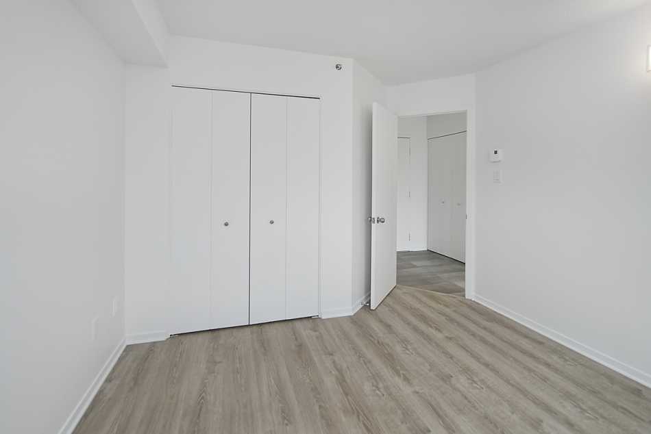 Ste-Foy (Cité-Universitaire) Le Central #735 812 - 4