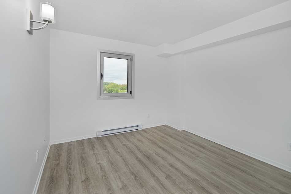 Ste-Foy (Cité-Universitaire) Le Central #735 812 - 5