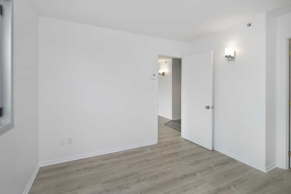 Ste-Foy (Cité-Universitaire) Le Central #735 812 - 6